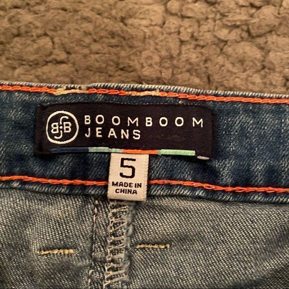 Book Boom Jeans Embroidered Shorts - Picture 9 of 9